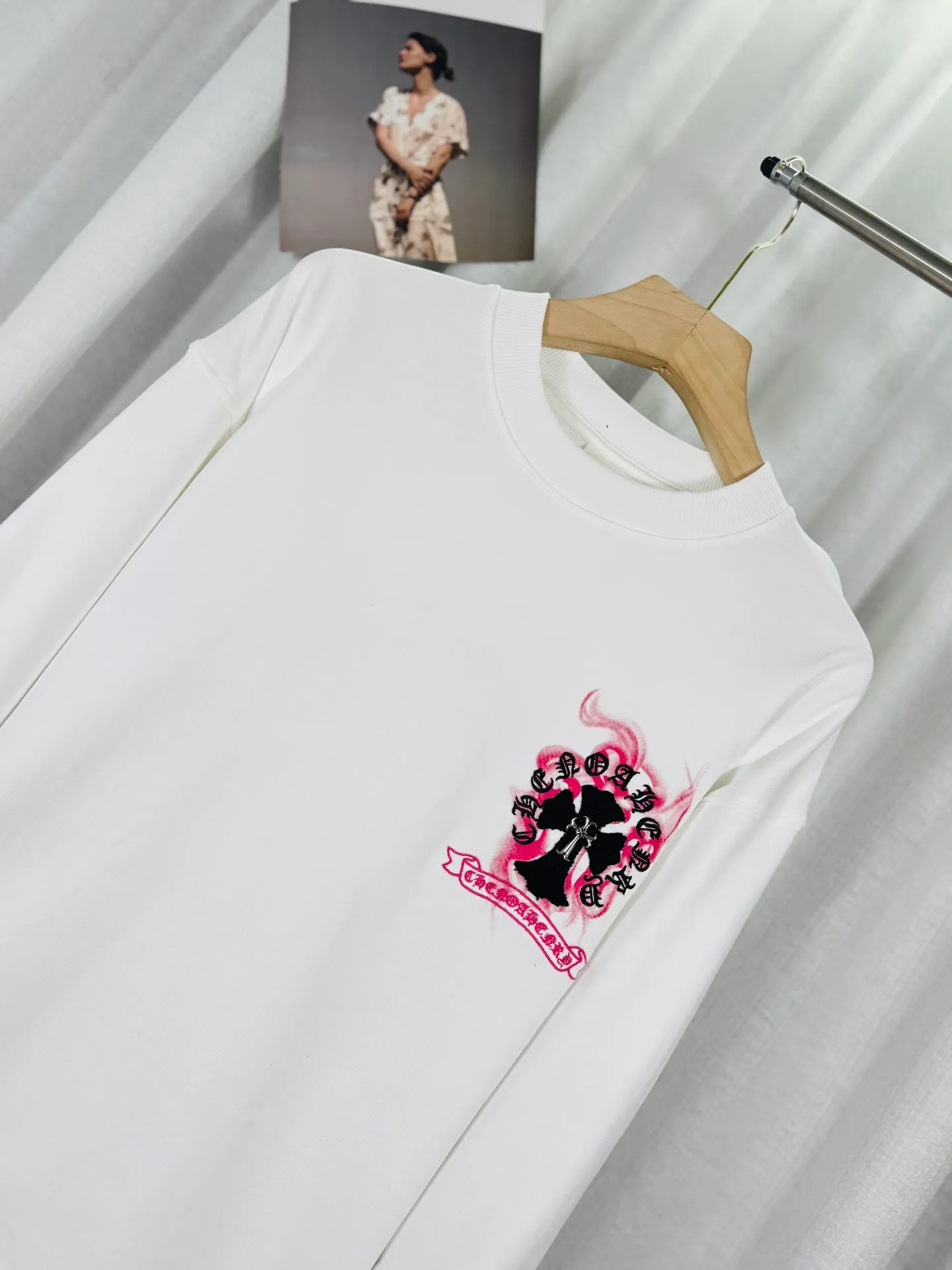 P240 top version, real shot without P, ​​different from market currency) 𝗖𝗵𝗿𝗼𝗺𝗲 𝗛𝗲𝗮𝗿𝘁𝘀/Croxin 2025 3D three-dimensional autumn and winter new original single counter American laser color printed patch embroidered couple casual sweatshirt 👑The highest version! Customized fabric 430g tripe terry fabric!  The best-selling model in the counter, very comfortable to wear. Accessories: original molded and authenticated collar label➕100% silk wash label. Genuine purchase-grade original hangtag➕matching hanging rope➕3D hanging beads➕original packaging bag. Craftsmanship: The original version has consistent wiring! The highest version of the armhole matching technique! Color: White Black Size: S M L XL Style No.: 9304